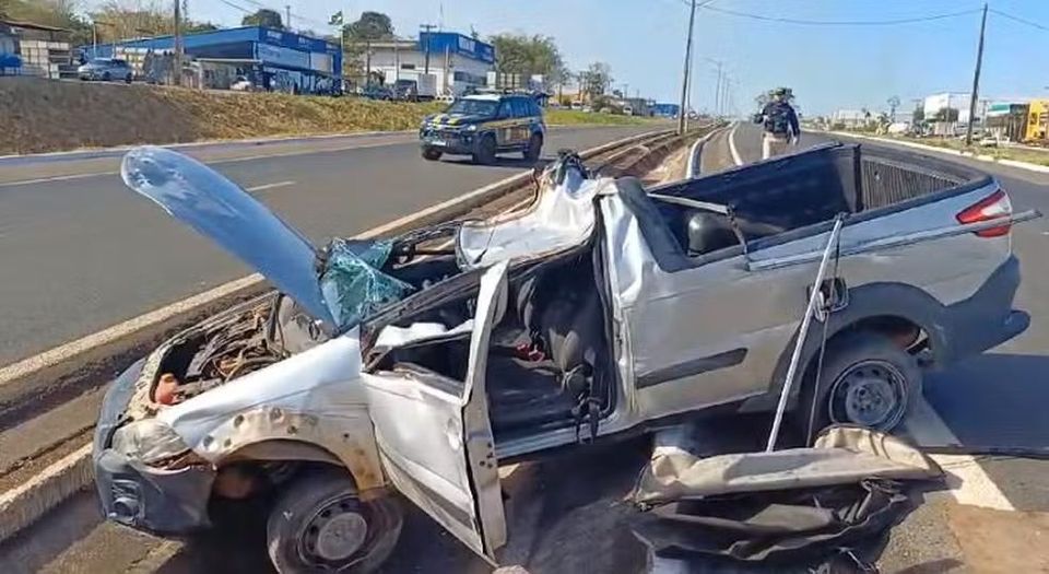 MOTORISTA FICA FERIDO APÓS CAPOTAR CARRO E BATER EM POSTE NA BR-153