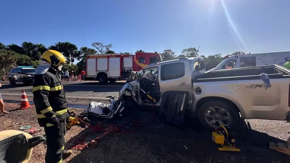 MOTORISTA DE CAMINHONETE FICA PRESO ÀS FERRAGENS APÓS ACIDENTE COM CAMINHÃO NA BR-153