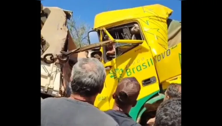 COLISÃO ENTRE CAMINHÕES DEIXA MOTORISTA FERIDO NO PARÁ
