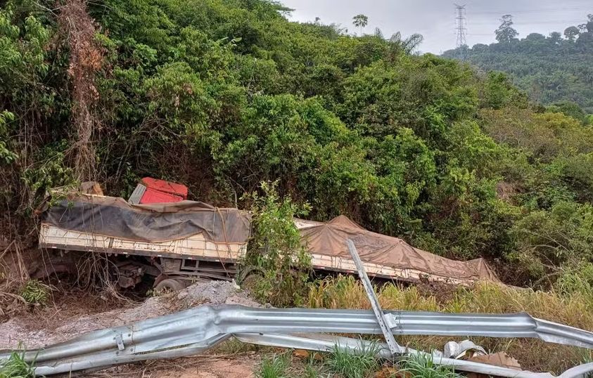 CARRETA TOMBA, E MOTORISTA MORRE PRESO ÀS FERRAGENS NA TRANSAMAZÔNICA, NO PA