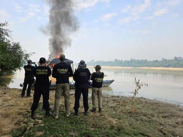 PF E FUNAI DESTROEM BARCO USADO NA EXTRAÇÃO DE OURO EM GARIMPO ILEGAL NA TERRA INDÍGENA KAYAPÓ, NO PARÁ