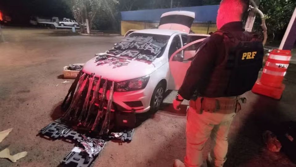 ARMAS ENCONTRADAS EM PORTA-MALAS DE CARRO ESTÃO AVALIADAS EM MAIS DE R$ 1 MILHÃO E FORAM FURTADAS DE EMPRESA DE VIGILÂNCIA
