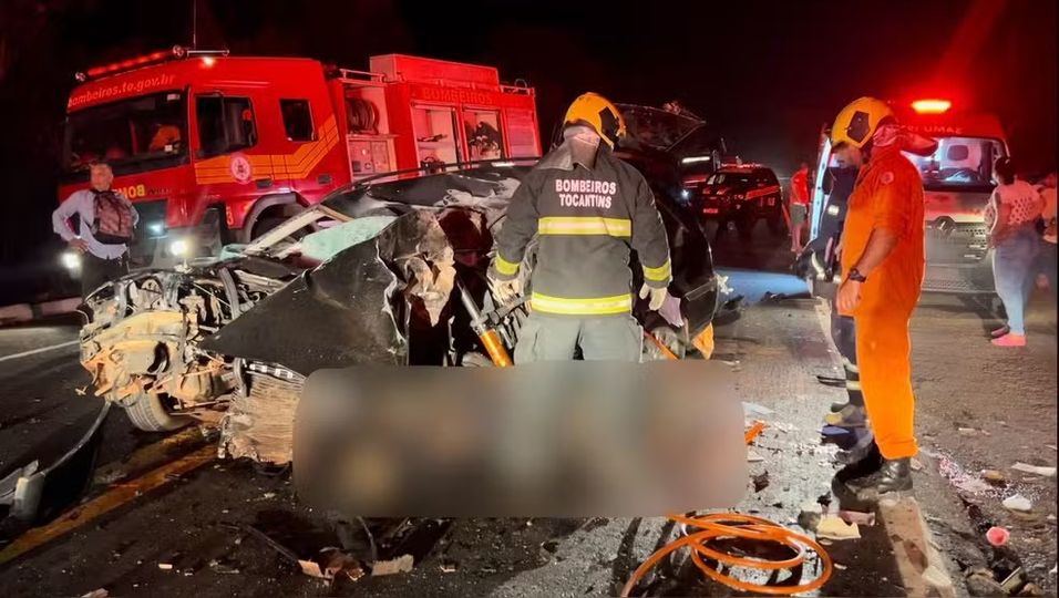 POLICIAL RODOVIÁRIO APOSENTADO MORRE E MULHER FICA EM ESTADO GRAVE APÓS BATIDA ENTRE CARRO E CAMINHÃO NA BR-153