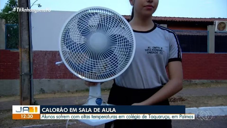 ESTUDANTE LEVA VENTILADOR DE CASA PARA SUPORTAR CALOR DURANTE AS AULAS EM ESCOLA PÚBLICA