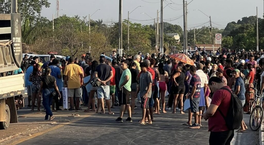 MANIFESTANTES ENCERRAM BLOQUEIO DA BR-222 DEPOIS DE 13 HORAS