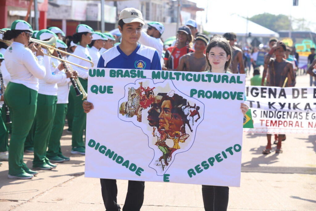 DESFILE LEVA PLURALIDADE E TRADIÇÃO A MORADA NOVA