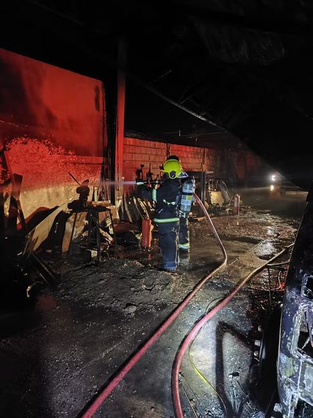 EXPLOSÃO EM POSTO DE MOLAS DEIXA PESSOAS FERIDAS E CAMINHÕES DESTRUÍDOS