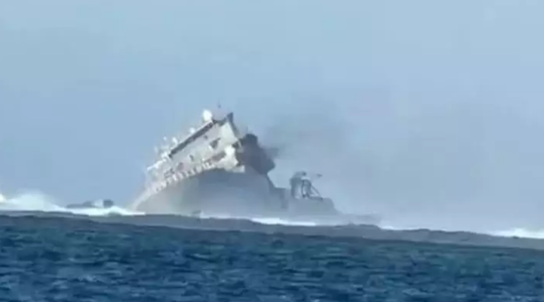  NAVIO DA MARINHA AFUNDA COM 75 PESSOAS A BORDO
