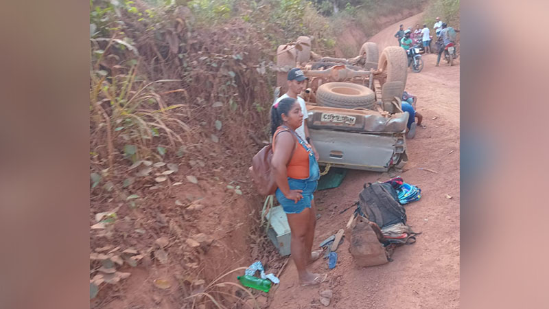 CAMINHONETE DE TRANSPORTE ESCOLAR TOMBA E DEIXA ESTUDANTES FERIDOS EM PACAJÁ