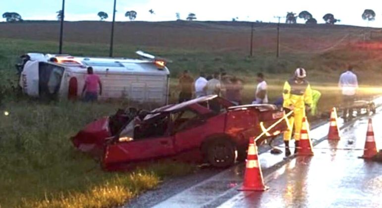 ACIDENTE ENVOLVENDO AMBULÂNCIA COM PACIENTE E PROFISSIONAIS DO HOSPITAL REGIONAL DE ALTA FLORESTA DEIXA UM MORTO E 4 FERIDOS