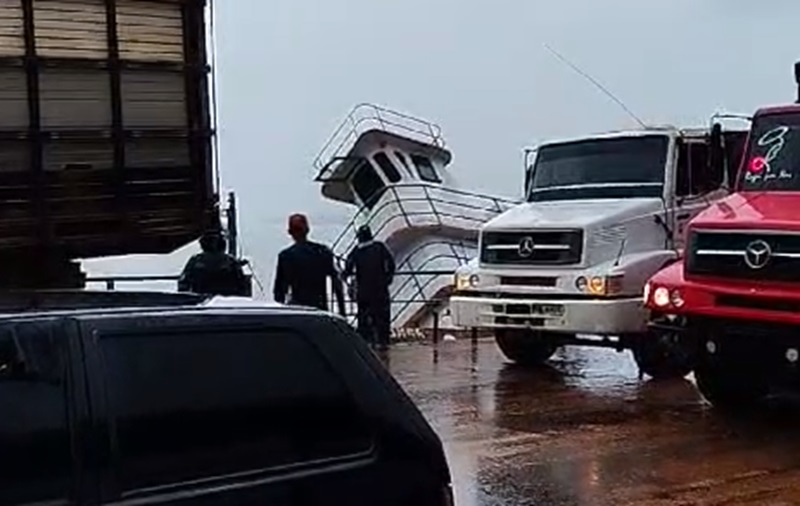 REBOCADOR NAUFRAGA E BALSA COM PASSAGEIROS FICA À DERIVA POR UMA HORA E MEIA EM SÃO FÉLIX DO XINGU
