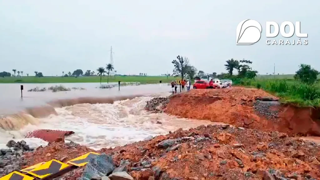CHUVAS ALAGAM DESVIO NA BR-155 E BLOQUEIAM TRÁFEGO