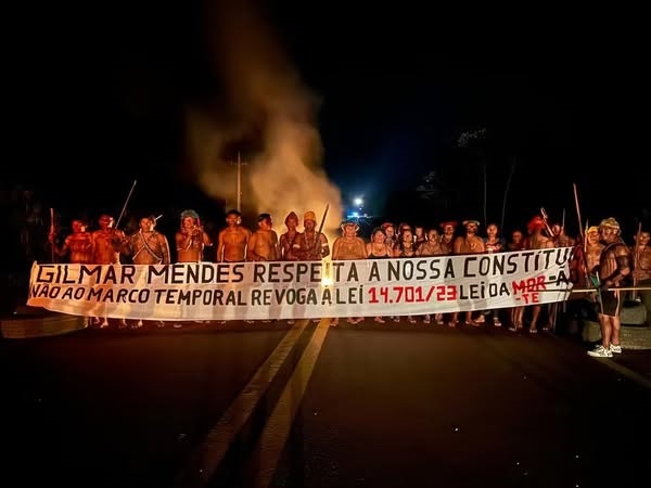 PROTESTO DE INDÍGENAS MUNDURUKU BLOQUEIA TRECHO DE RODOVIA NO PARÁ