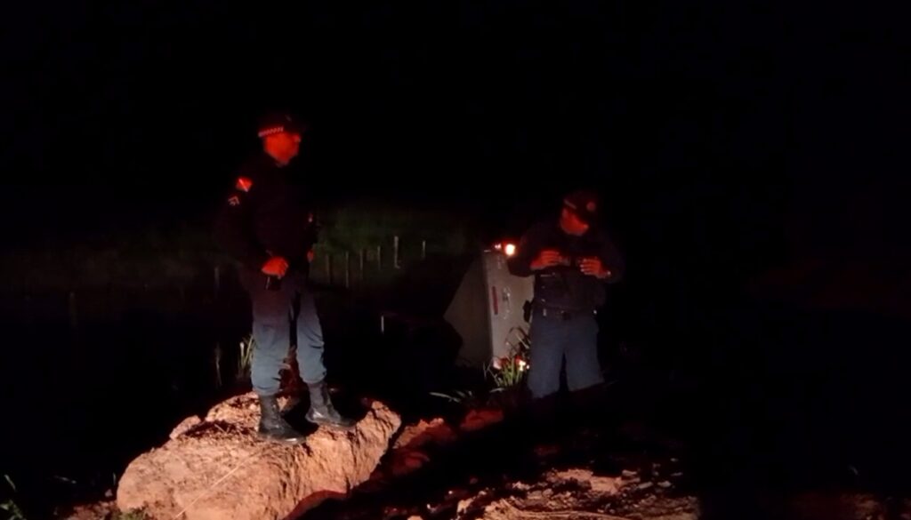 DOIS HOMENS EM CAMINHONETE, QUE SAIU DE TUCUMÃ COM DESTINO A MARABÁ, CAEM NA CRATERA DA BR-155