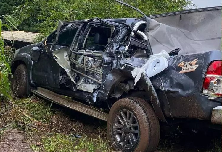 HOMEM MORRE APÓS COLISÃO ENTRE CAÇAMBA E CAMINHONETE NA PA-136