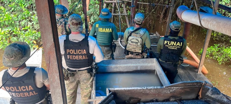 IBAMA, PF E FUNAI ATUAM EM CONJUNTO NO COMBATE AO GARIMPO ILEGAL NO RIO JANDIATUBA (AM)