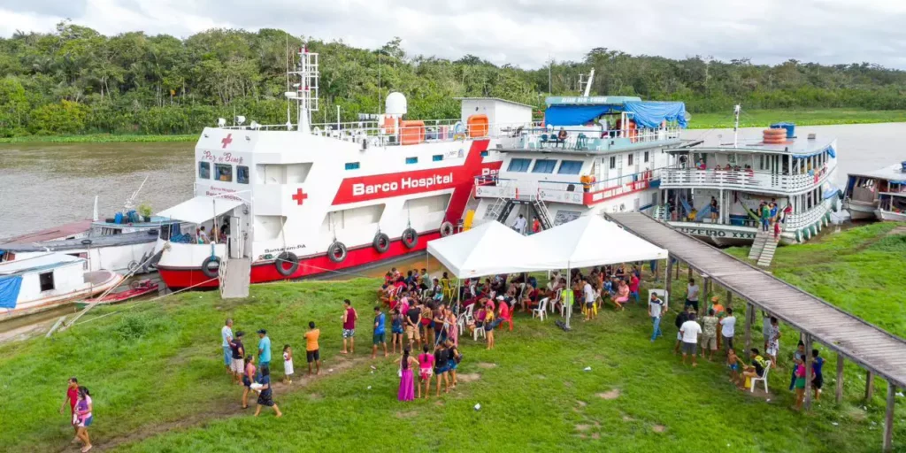 CONHEÇA OS BARCOS HOSPITAIS CRIADOS A PEDIDO DO PAPA FRANCISCO PARA ATENDER RIBEIRINHOS DA AMAZÔNIA