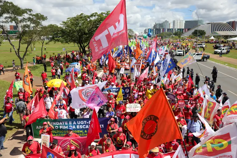 TRABALHADORES ORGANIZA MANIFESTAÇÃO EM BRASILIA