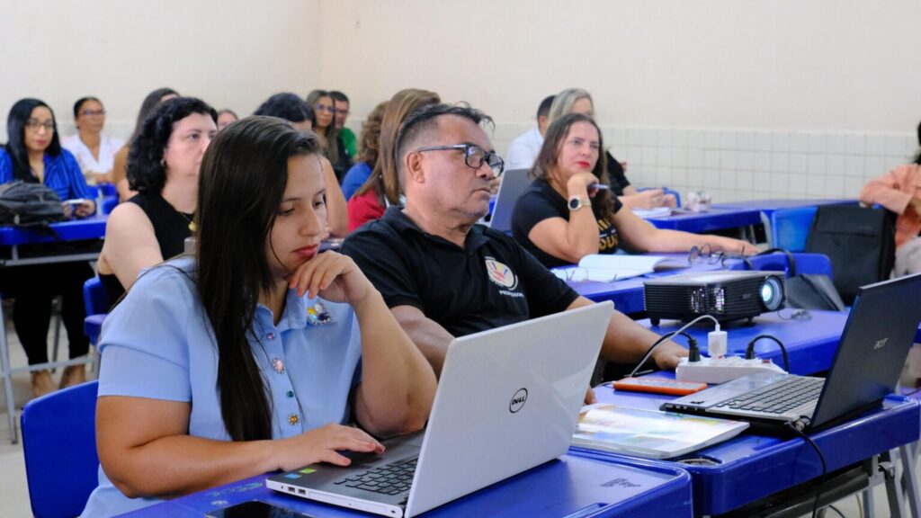 PROFESSORES DE 13 MUNICÍPIOS PARTICIPAM DE FORMAÇÃO DA SEDUC EM MARABÁ