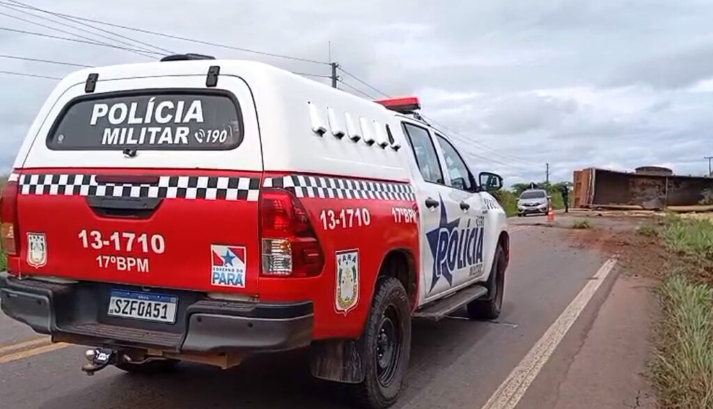 CARRETA DE 9 EIXOS, CARREGADA DE SOJA, TOMBA NA RODOVIA BR-155, NA ROTA ENTRE XINGUARA E REDENÇÃO