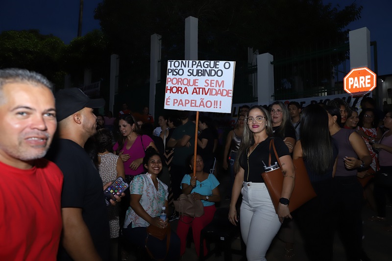 PROFESSORES REJEITAM PROPOSTA DE TONI E COMEÇAM GREVE HOJE