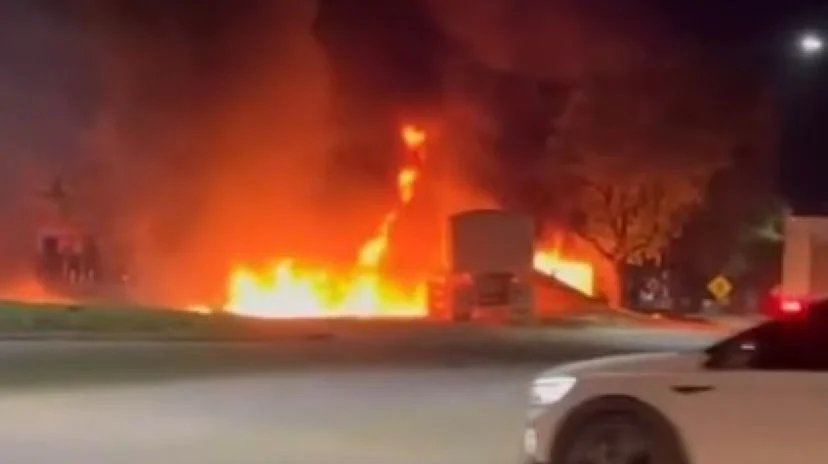 CARRETA CARREGADA COM SOJA PEGA FOGO EM AVENIDA, NO PARÁ