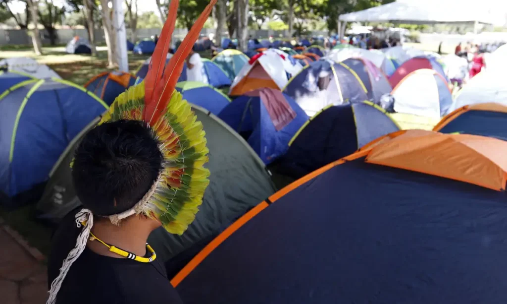 MILHARES DE INDÍGENAS ACAMPAM EM BRASÍLIA PELO DIREITO À TERRA