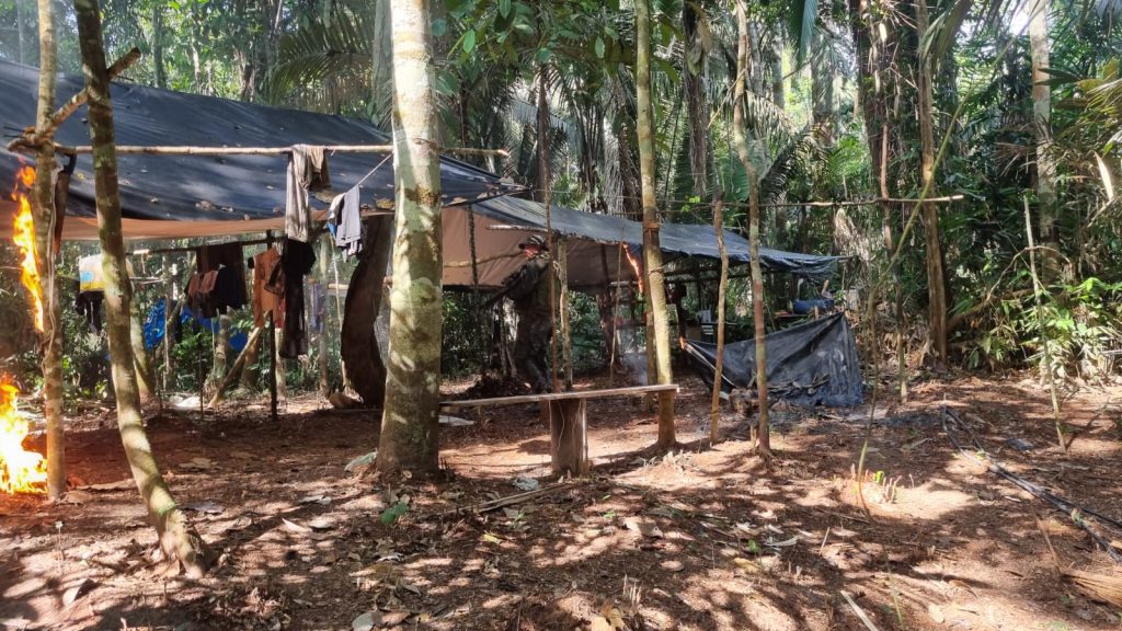 BATALHÃO AMBIENTAL FLAGRA GARIMPO ILEGAL EM ARIPUANÃ; BARRACOS E EQUIPAMENTOS SÃO INUTILIZADOS.
