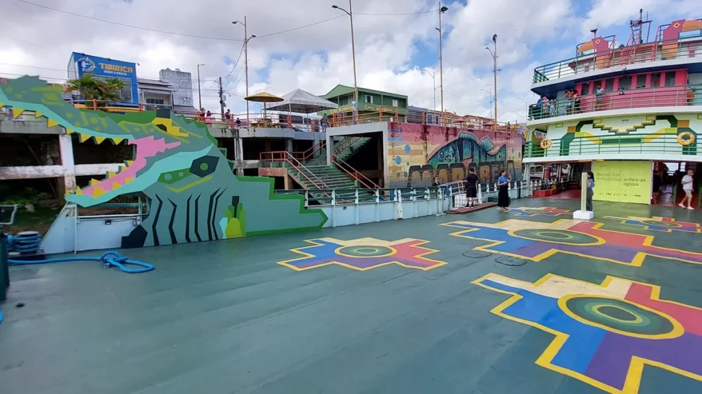 BARCO DA BIENAL DAS AMAZÔNIAS APORTA EM MARABÁ