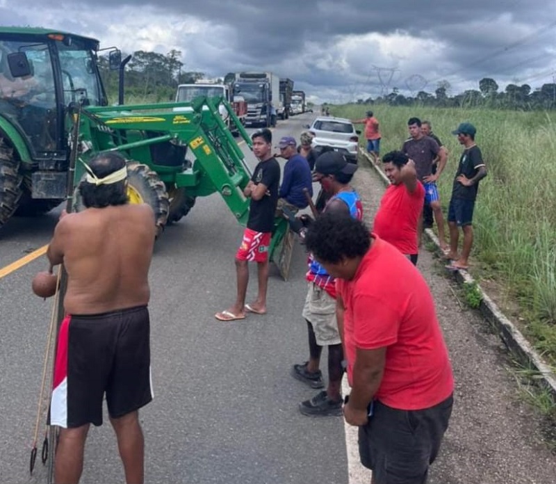 INDÍGENAS GAVIÃO FECHAM BR-222 EM PROTESTO POR ENERGIA REGULAR