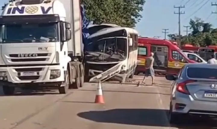 ÔNIBUS COM ESTUDANTES DE IPIXUNA DO PARÁ SE ENVOLVE EM ACIDENTE NA PA-125, EM PARAGOMINAS