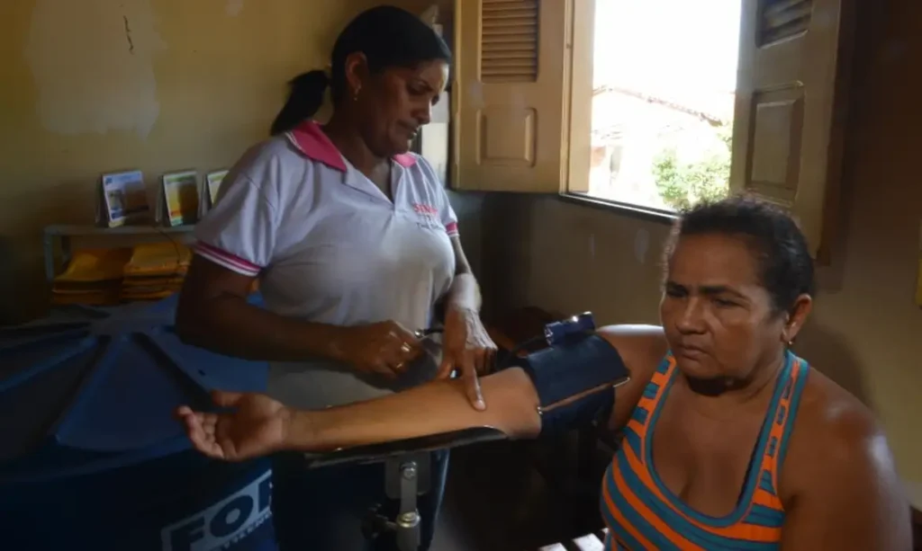 UM TERÇO DOS MÉDICOS DEIXOU ATENÇÃO PRIMÁRIA À SAÚDE ENTRE 2022 E 2024