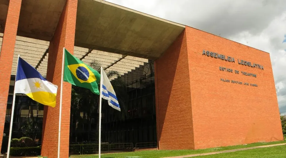 SERVIDORA DA ASSEMBLEIA LEGISLATIVA É CONDENADA A DEVOLVER R$ 1,4 MILHÃO POR RECEBER SALÁRIO ENQUANTO MORAVA NA EUROPA