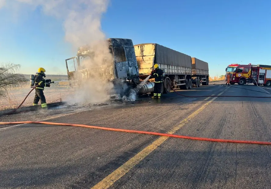 UMA CARRETA PEGA FOGO NA BR-153 EM GUARAÍ