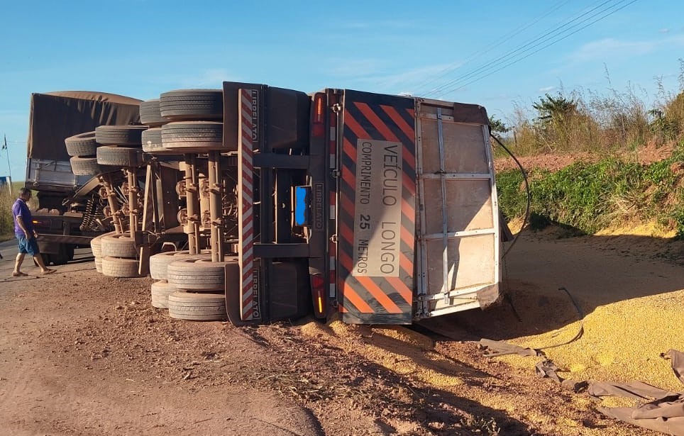 CARRETA CARREGADA DE MILHO TOMBA NA BR-155, NO DISTRITO DE RIO VERMELHO, EM XINGUARA