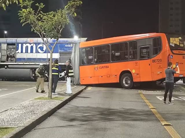 ÔNIBUS BIARTICULADO PARTE AO MEIO APÓS COLIDIR COM TREM E DEIXA 11 FERIDOS