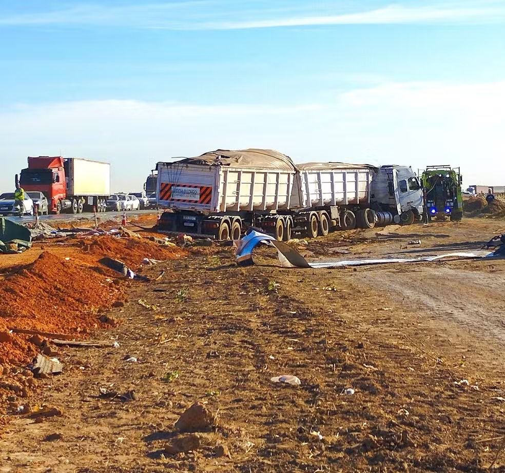 ACIDENTE ENTRE ÔNIBUS E CARRETA DEIXA 11 MORTOS E MAIS DE 40 FERIDOS EM MATO GROSSO