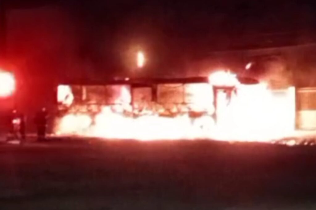 ÔNIBUS É DESTRUÍDO POR INCÊNDIO EM MARABÁ