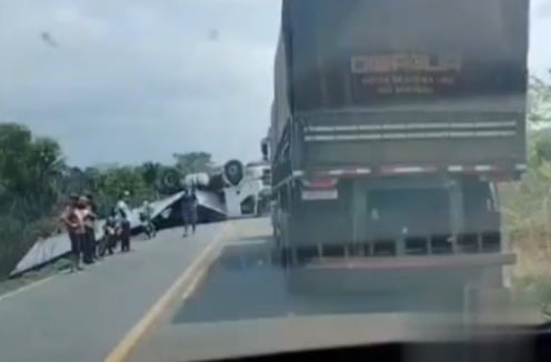 CARRETA FICA DESTRUÍDA APÓS COLIDIR COM MOTO E CAPOTAR NA BR 155, NO PARÁ