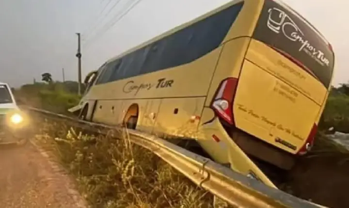 ÔNIBUS COM PACIENTES PARA TRATAMENTO EM BELÉM CAPOTA NO NORDESTE DO PARÁ; IDOSO MORRE E TRÊS FICAM FERIDOS