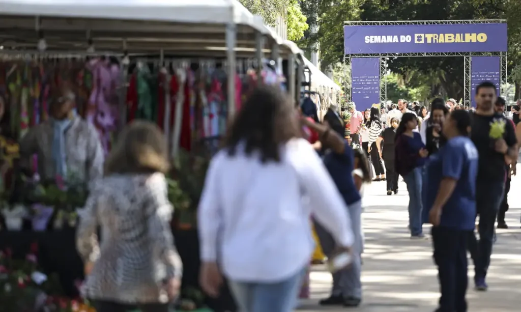 DESEMPREGO NO TRIMESTRE CAI PARA MENOR TAXA DA SÉRIE HISTÓRICA