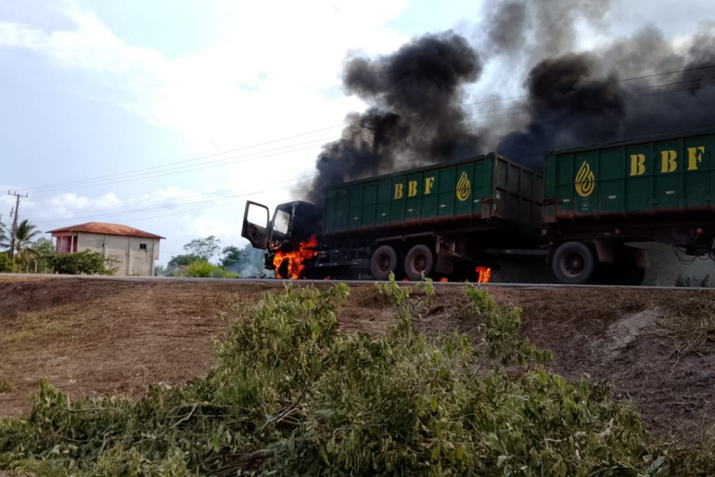 CARRETA PEGA FOGO NA PA-475, EM MOJU, E MOTORISTA CONSEGUE ESCAPAR