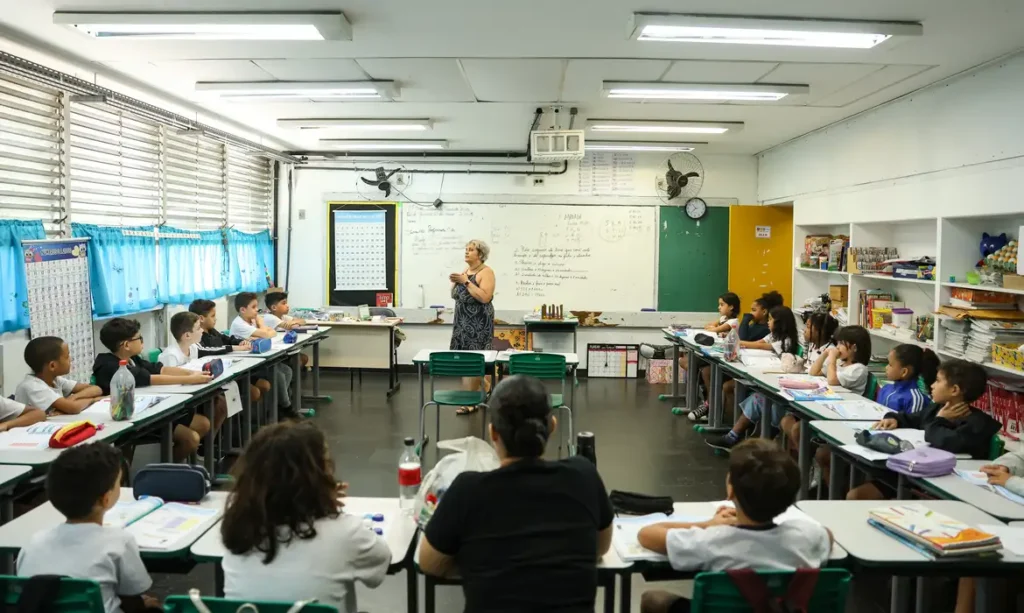 PROFESSOR PODE PEDIR CARTEIRA NACIONAL DOCENTE A PARTIR DE AMANHÃ