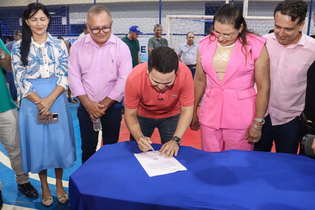 PREFEITA DE RIO MARIA ASSINA ORDEM SE SERVIÇOS PARA COSTRUÇÃO DE PRAÇA DE ESPORTE