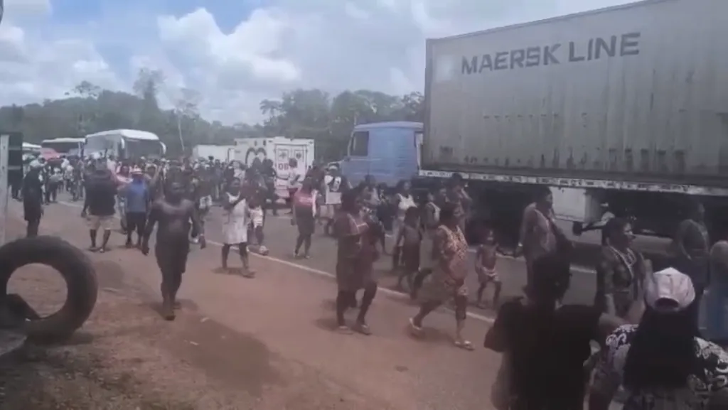 INDÍGENAS PARTICIPAM TAMBÉM DO PROTESTO E BLOQUEIO NA ALÇA VIÁRIA CONTRA ESTUDO DE ATERRO NO ACARÁ