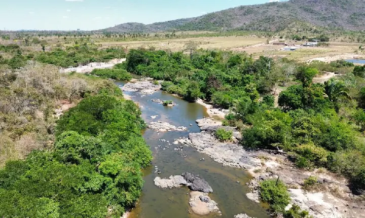 PREFEITURA INVESTIGA ALTERAÇÃO NA COLORAÇÃO DAS ÁGUAS DO RIO PLAQUÊ EM CANAÃ DOS CARAJÁS