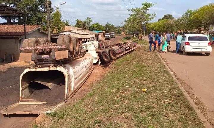 CARRETA BITREM DESCE LADEIRA SOZINHA E TOMBA NA ZONA RURAL DE MARABÁ
