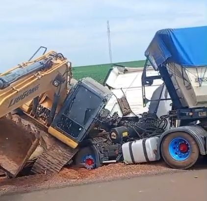 COLISÃO ENTRE CARRETAS NA BR-163 MOBILIZA EQUIPES DE RESGATE EM SORRISO