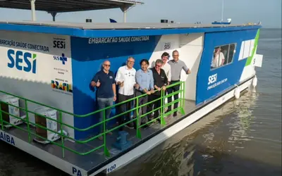 BARCO A ENERGIA SOLAR OFERTA SERVIÇOS DE SAÚDE A TRABALHADORES RIBEIRINHOS DA AMAZÔNIA