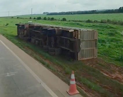 CAMINHÃO CARREGADO COM GADO TOMBA NA BR-163 ENTRE SINOP E ITAÚBA E DEIXA MOTORISTA FERIDO